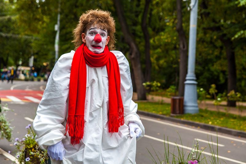 Закон клоуна. Клоун на улице. Клоун в парке. Клоуны в Москве. Клоун на природе.
